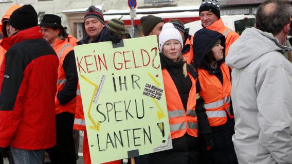 "Senza soldi? Speculate!" Gli austriaci protestano contro la perdita dei soldi dei contribuenti, provocata dal comune di Salisburgo.