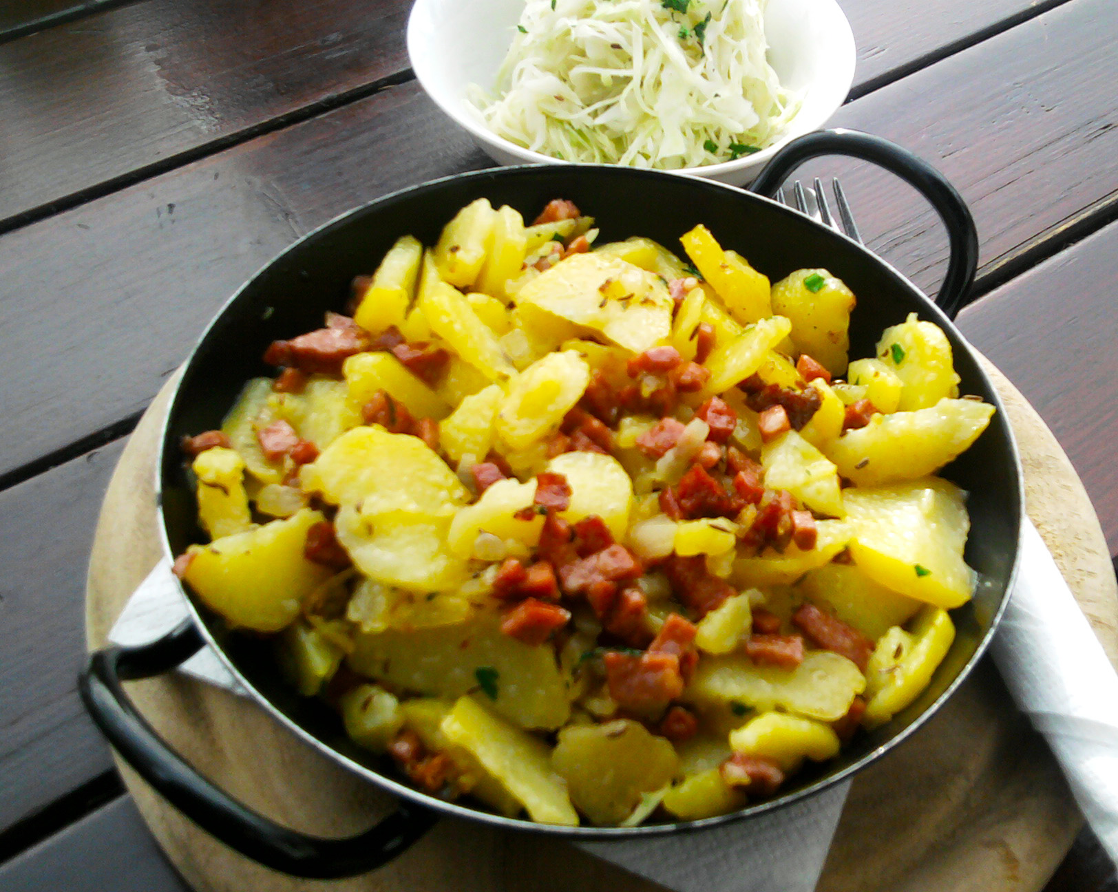 Erdäpfelgröstl mit Krautsalat